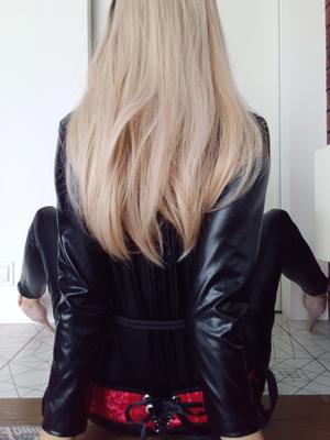 Әдемі жалаңаш шашты әйелдер