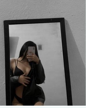 Qurilish maydonchasida yalangoch qizning surati